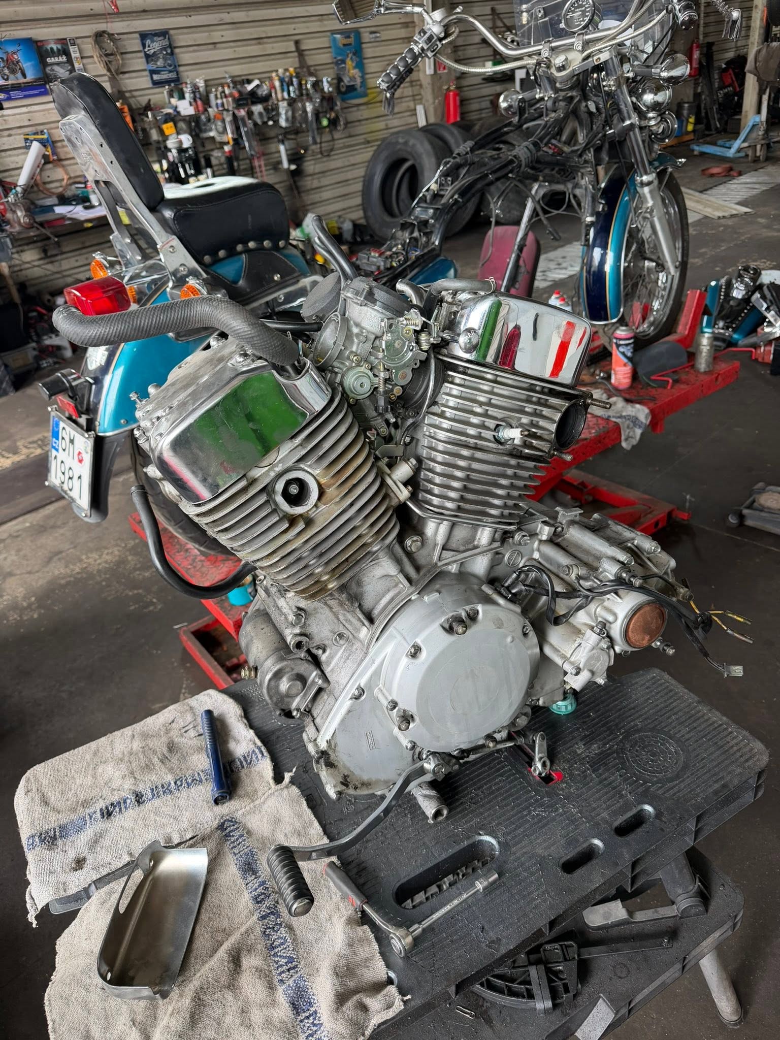 Demontovaný motor motocykla Kawasaki pri oprave v dielni IVÁNYI